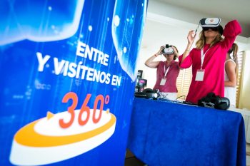 fotografo-eventos-madrid-congreso-farmaceutica-gsk-dos personas-probando-gafas-de-realidad-virtual